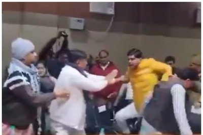 Jumping on Chair, Raining Punches & Kicks: UP Civic Body Meet Turns into Boxing Arena | WATCH