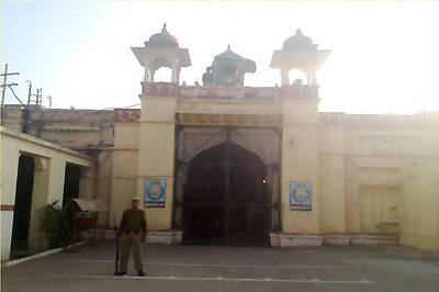 Clashes erupt after jail guards beat up prisoners, 4 injured