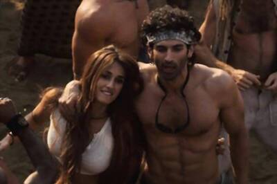 When Disha Patani and Aditya Roy Kapur Posed with Ostrich on Malang Sets