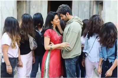 Kartik Aaryan and Kiara Advani Look Lost in Love on Bhool Bhulaiyaa 2 Sets as 'Witches' Surround Them