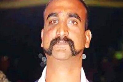 Balakot Hero Abhinandan Varthaman Receives Vir Chakra for Shooting Down Pak Fighter Jet | WATCH