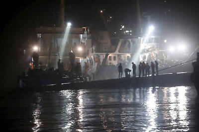 Divers comb capsized China ship, hopes fade for survivors