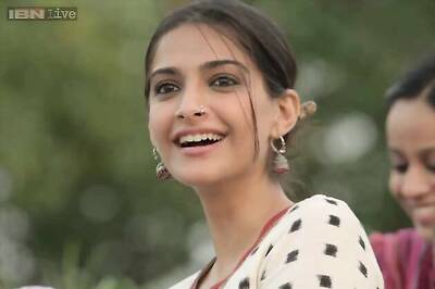Sonam Kapoor sells her clothes for charity