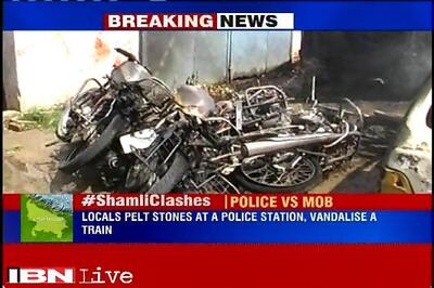 UP: Locals clash with police officials in Shamli