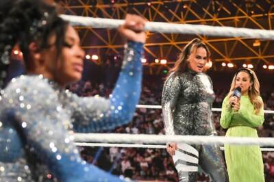 Bianca Belair's Knee Injury Gets Worse During Queen Of Ring Semi-Final Bout Against Nia Jax At SmackDown