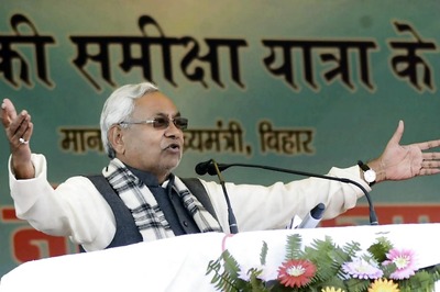 Nitish Kumar's Convoy Pelted with Stones During Samiksha Yatra, CM Escapes Unhurt