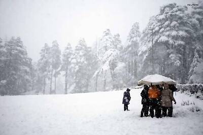 Srinagar-Jammu national highway opened, intermittent snowfall continues