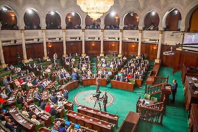 Tunisian Prime Minister Wins Confidence Vote Amid Crisis