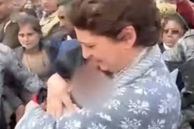 'Beti ko Insaaf Dila Dijiye': In Video, Priyanka Gandhi Comforts Rape Victim's Mother as She Begs for Justice