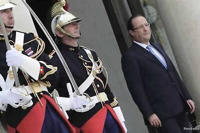 France's Francois Hollande in tight spot on pension reform