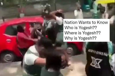 Bengaluru School Girls Fighting on Street Has Twitter Asking 'Who the Hell is Yogesh?'