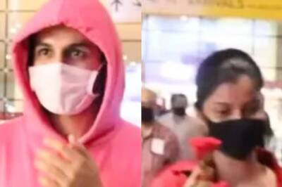 Female Fans Chase After Kartik Aaryan With Roses at Airport; Paps Say 'Theek Se Propose Karo'