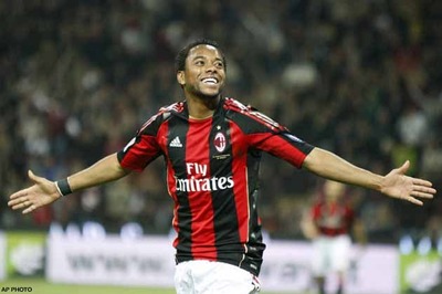 Striker Robinho pledges future to AC Milan