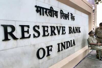 RBI to sell Rs 22,000 cr bonds every Monday to check rupee slide