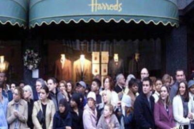 Harrods Santa abuses Asian, sacked