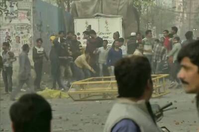 Clashes Near Anti-CAA Protest in Northeast Delhi's Jaffrabad, Police Fire Tear Gas in Maujpur