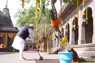 Modi Cleans Nashik Temple, Listens to Ramayana's 'Yuddha Kanda' Amid Preps for Ram Mandir