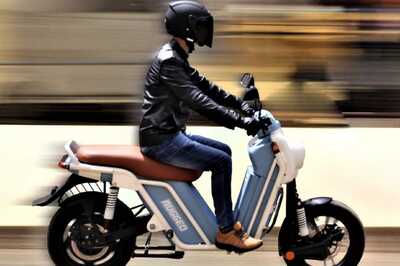 Bengaluru Police to Fine Two Wheeler Riders Wearing Bluetooth Enabled Helmets, HMA Opposes