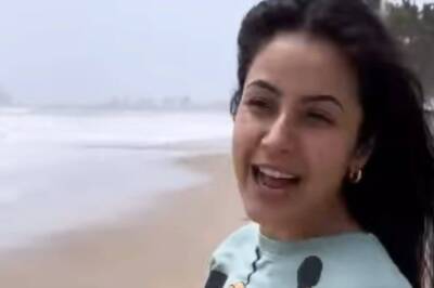 Shehnaaz Gill Has a Fun Day Out On the Beach, Claims That Like the Moon She Can Attract Water; Watch