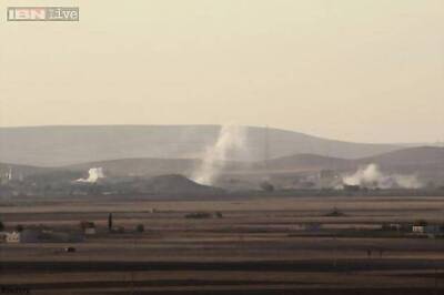 Islamic State seizes large areas of Syrian town despite air strikes