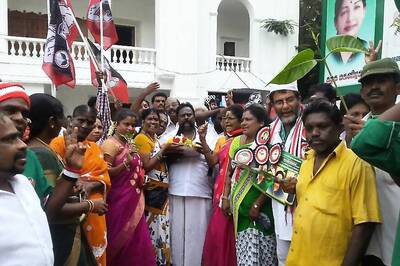 How the Mood Outside Jayalalithaa's Poes Garden Turned from Sombre to Celebratory