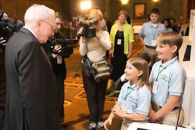 Warren Buffett impressed by children's money-making ideas