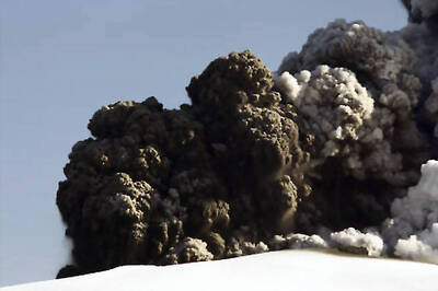 Volcanic ash disrupts air travel for 4th day