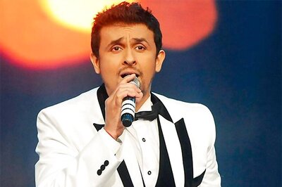 Sonu Nigam Gets Swollen Eye Due to Sea Food Allergy, Shares Hospital Photo on Instagram