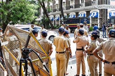 7 Cops Suspended for Special Treatment to DHFL Promoters Wadhawan Brothers in Custody