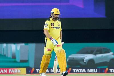 'Why MS Dhoni Has Been Out There for Just Three Balls!': CSK Criticised for Strange Call Against SRH