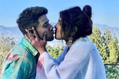 Priyanka Chopra Kisses Nick Jonas on Lips As They Play Holi Like 'Desis' in LA; See Pics, Videos
