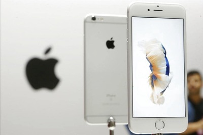 Apple Gains Share as The iPhone Equals With Samsung in US: Report