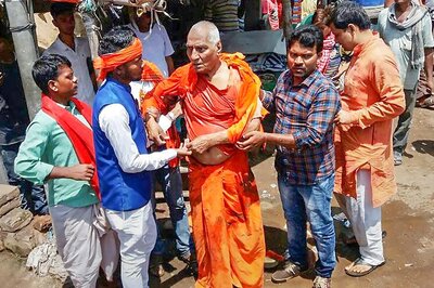 Swami Agnivesh Thrashed Allegedly by BJP Youth Wing Workers for 'Anti-Hindu' Stance