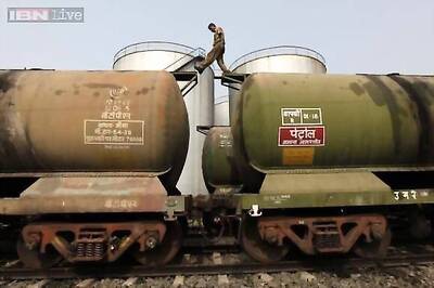 India asks refiners to cut Iran oil imports ahead of Obama's visit: Sources