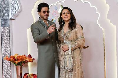 Shah Rukh Khan Can't Stop Chatting With Gauri During Anant-Radhika's Pheras, Video Goes Viral | Watch