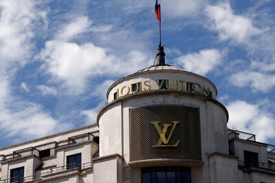 As Euro Slides, American Tourists Splurge in Parisian Boutiques