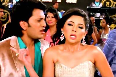 Grand Masti: Kainaat Arora looks like Ugly Betty in the film