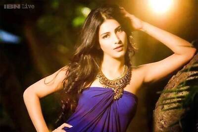 Shruti Haasan to be the face of Ayurvedic hair oil in the southern markets