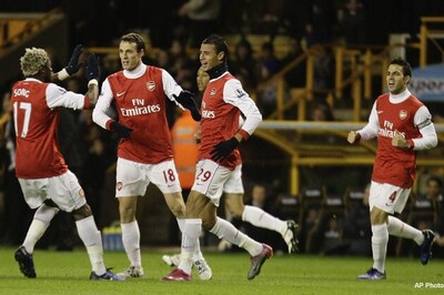 Arsenal hunt Wolves with Chamakh's twin strike