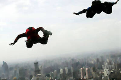 Hundreds jump off 876-foot bridge in USA on Bridge Day
