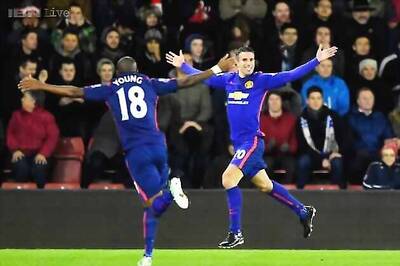 Robin van Persie nets twice as Manchester United beat Southampton 2-1