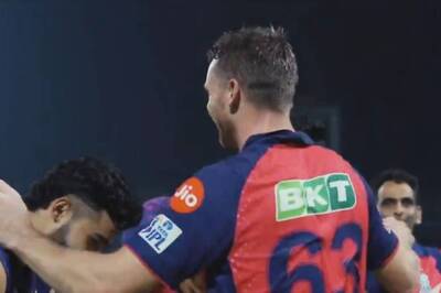 Riyan Parag, Yuzvendra Chahal, Others Bow Down to Jos Buttler After RR's Historic Win: WATCH