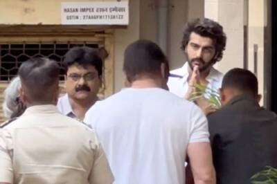 Arjun Kapoor Greets Arbaaz Khan's Parents, Offers Support to Malaika Arora After Her Father's Death; VIDEO