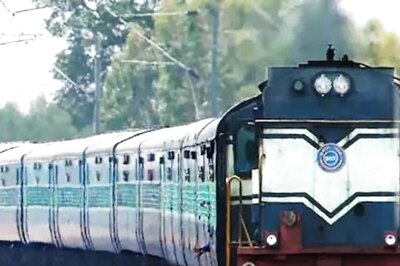 Passenger Abuses, Assaults Ticket Collector on Barauni Express Train, Video Goes Viral