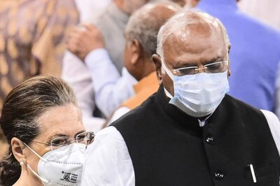 Oppn Alleges Mallikarjun Kharge Not Given Appropriate Seat at Murmu's Oath-taking; Govt Refutes Claim