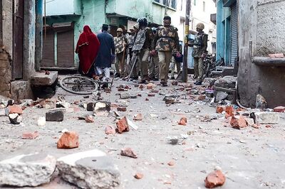 Stone Pelting & Arson in Aligarh as Anti-CAA Protests Turn Violent, Internet Suspended till Sunday Midnight