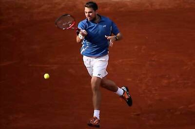 Wawrinka fights and rants his way to quarters