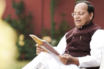 BJP Karnataka In-charge Arun Singh Holds Talks Amid Rumblings in Party