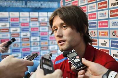 Czech captain Tomas Rosicky resumes training