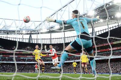 Sanchez's strike lights up Arsenal's third successive FA Cup title hopes